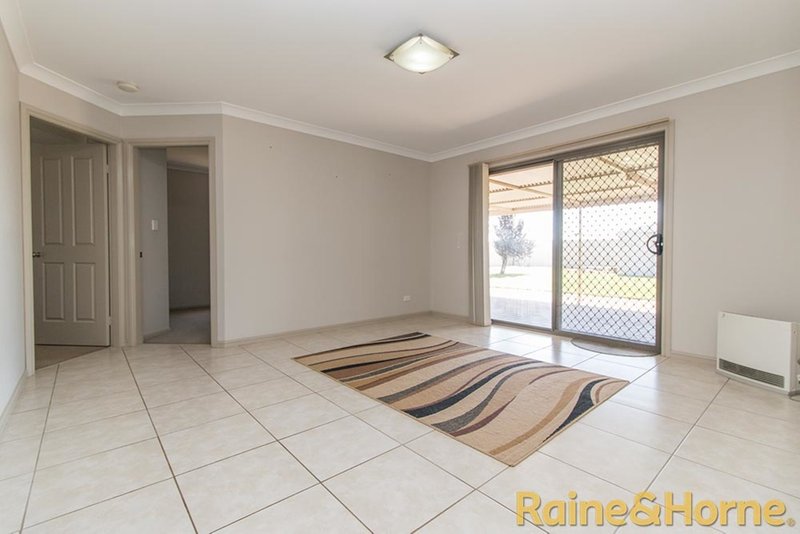 Photo - 21 Sunvale Avenue, Dubbo NSW 2830 - Image 7