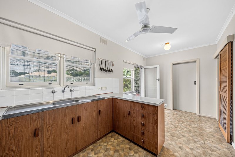 Photo - 21 Suzanne Avenue, Morphett Vale SA 5162 - Image 17
