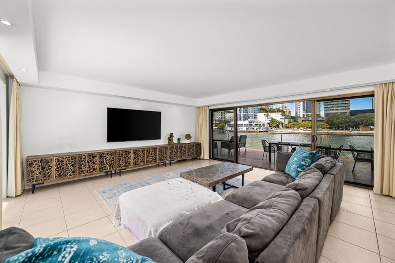 Photo - 21 Tarcoola Crescent, Surfers Paradise QLD 4217 - Image 9