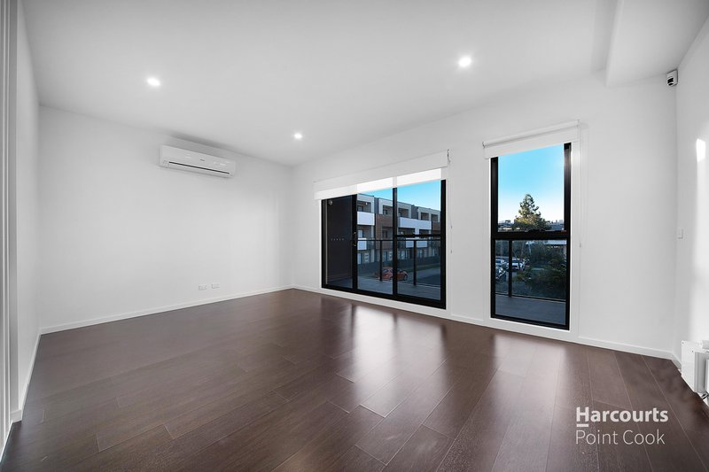 Photo - 21 Tribeca Drive, Point Cook VIC 3030 - Image 6