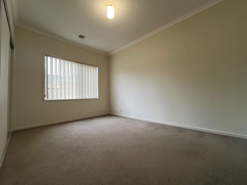 Photo - 21 Troward Harvey Way, Craigieburn VIC 3064 - Image 6