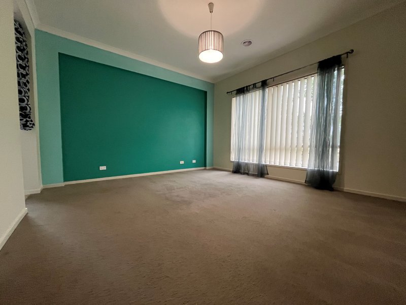 Photo - 21 Troward Harvey Way, Craigieburn VIC 3064 - Image 10