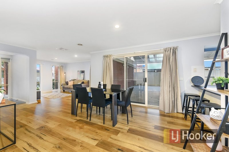 Photo - 21 Tyrell Place, Pakenham VIC 3810 - Image 5