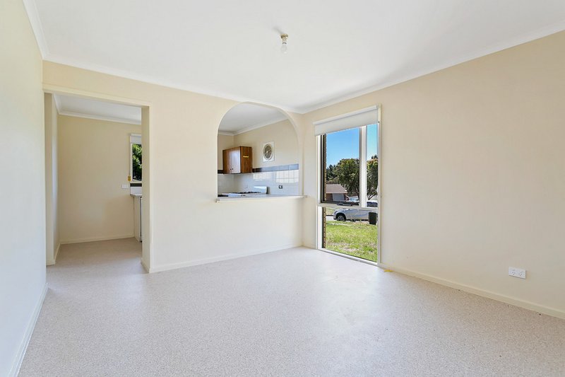 Photo - 21 Vilna Crescent, Hackham West SA 5163 - Image 3