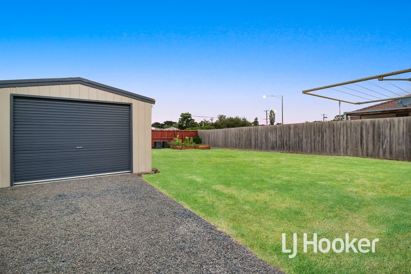 Photo - 21 Wakenshaw Crescent, Pakenham VIC 3810 - Image 4