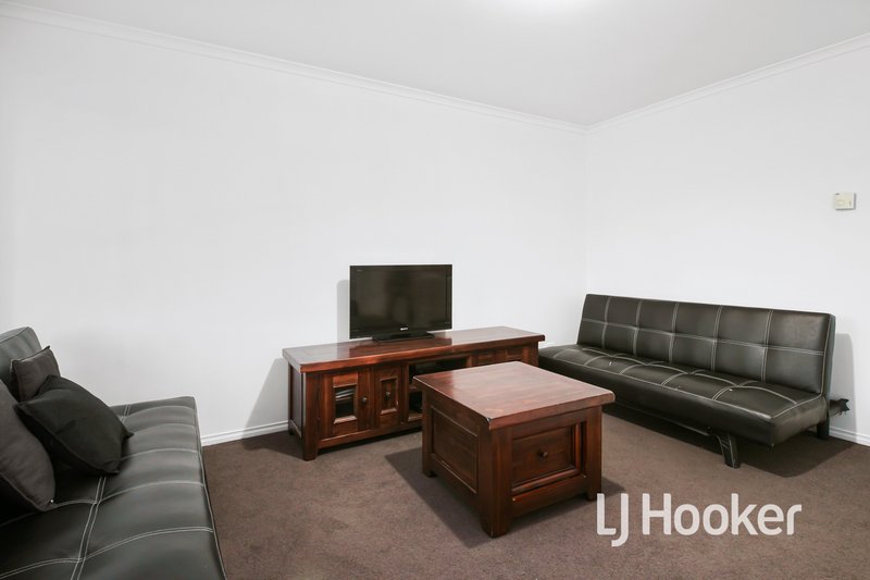 Photo - 21 Wakenshaw Crescent, Pakenham VIC 3810 - Image 5