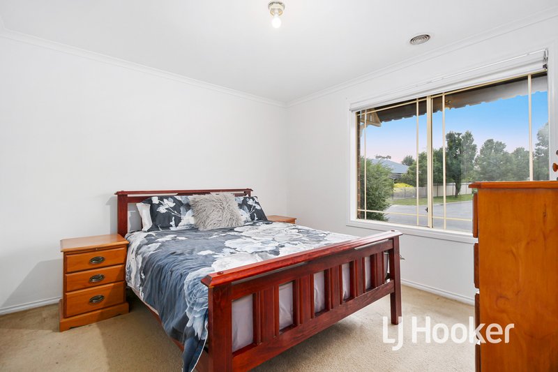 Photo - 21 Wakenshaw Crescent, Pakenham VIC 3810 - Image 8