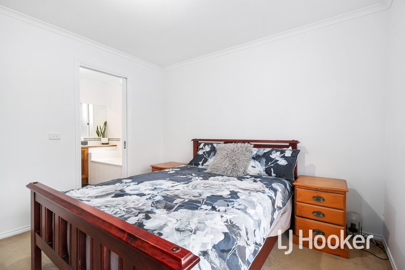 Photo - 21 Wakenshaw Crescent, Pakenham VIC 3810 - Image 9