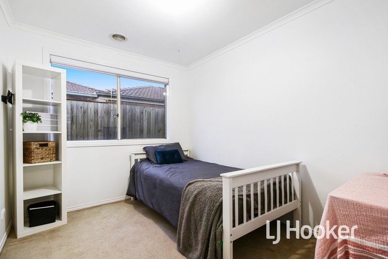 Photo - 21 Wakenshaw Crescent, Pakenham VIC 3810 - Image 11