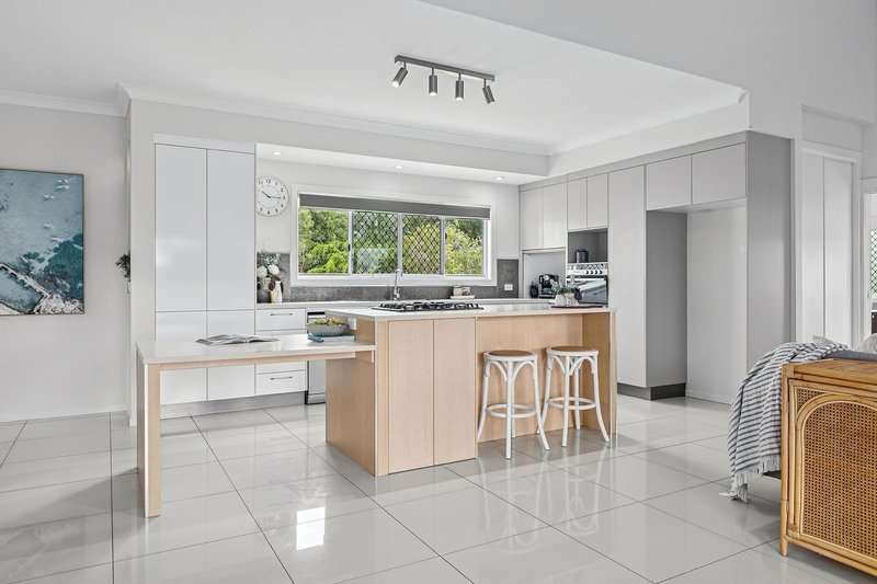 Photo - 21 Waterview Drive, Lammermoor QLD 4703 - Image 4