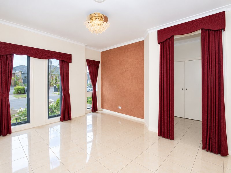 Photo - 21 Wattleview Road, Roxburgh Park VIC 3064 - Image 4