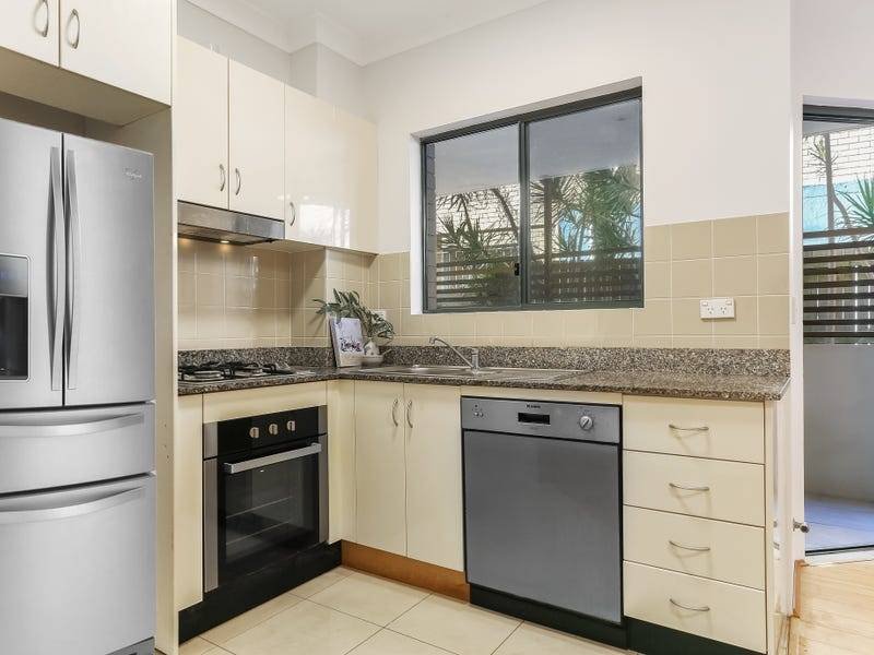 Photo - 2/1 Waverley Crescent, Bondi Junction NSW 2022 - Image 4