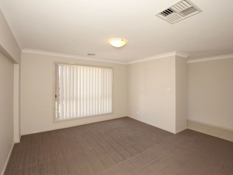 Photo - 21 Womboin Crescent, Glenfield Park NSW 2650 - Image 2