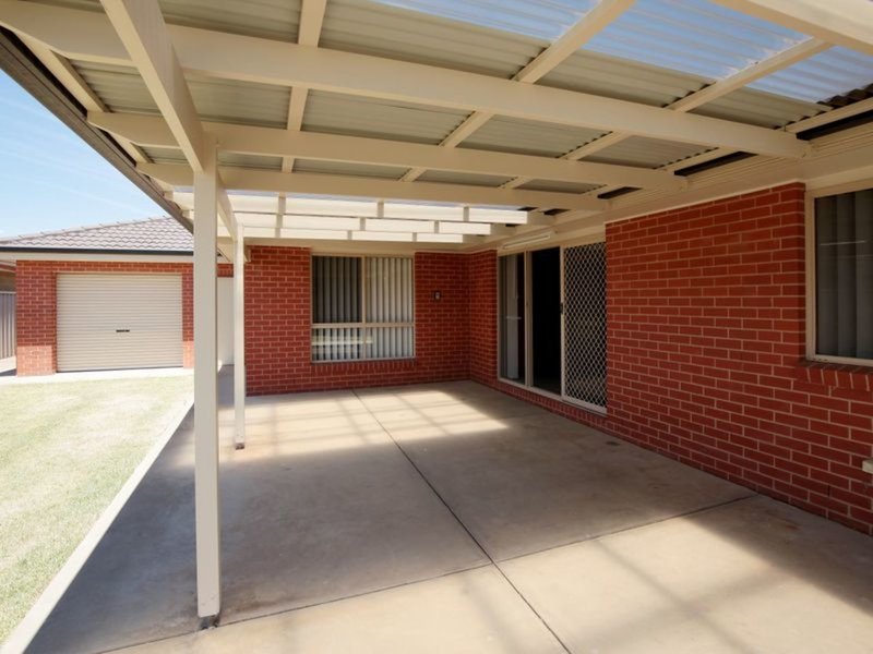 Photo - 21 Womboin Crescent, Glenfield Park NSW 2650 - Image 12