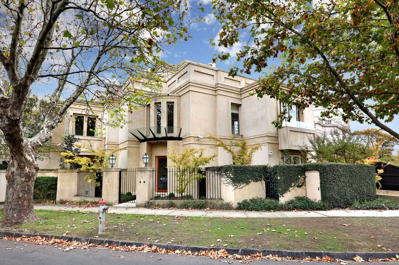 2/1 Woorigoleen Road, Toorak VIC 3142