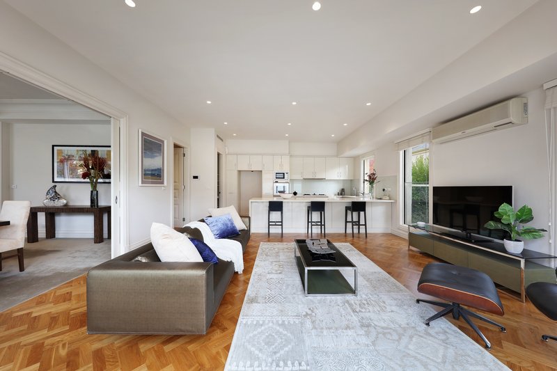 Photo - 2/1 Woorigoleen Road, Toorak VIC 3142 - Image 4