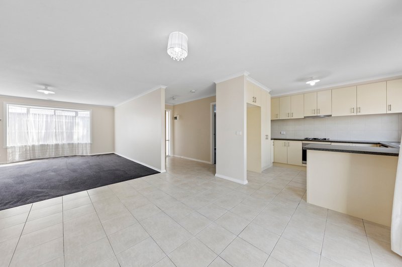 Photo - 2/10 Adam Court, Pakenham VIC 3810 - Image 4