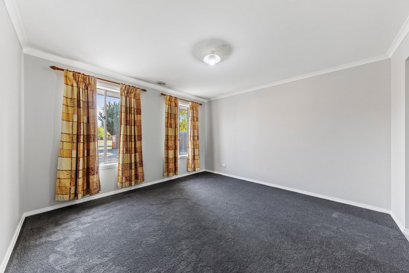 Photo - 2/10 Adam Court, Pakenham VIC 3810 - Image 6