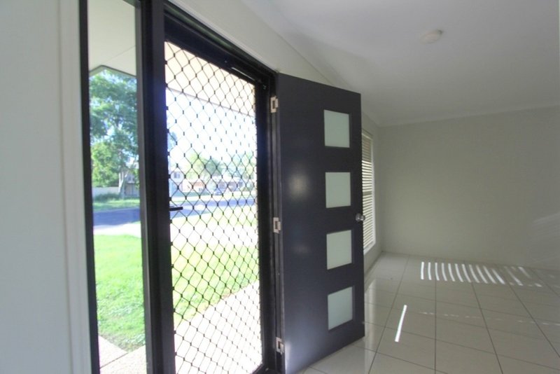 Photo - 210 Borilla Street, Emerald QLD 4720 - Image 2