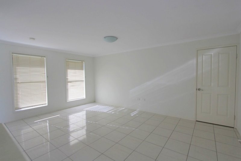 Photo - 210 Borilla Street, Emerald QLD 4720 - Image 4