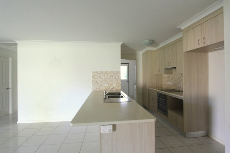 Photo - 210 Borilla Street, Emerald QLD 4720 - Image 6