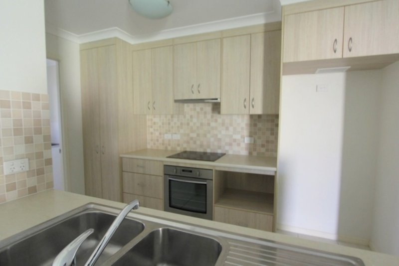 Photo - 210 Borilla Street, Emerald QLD 4720 - Image 7