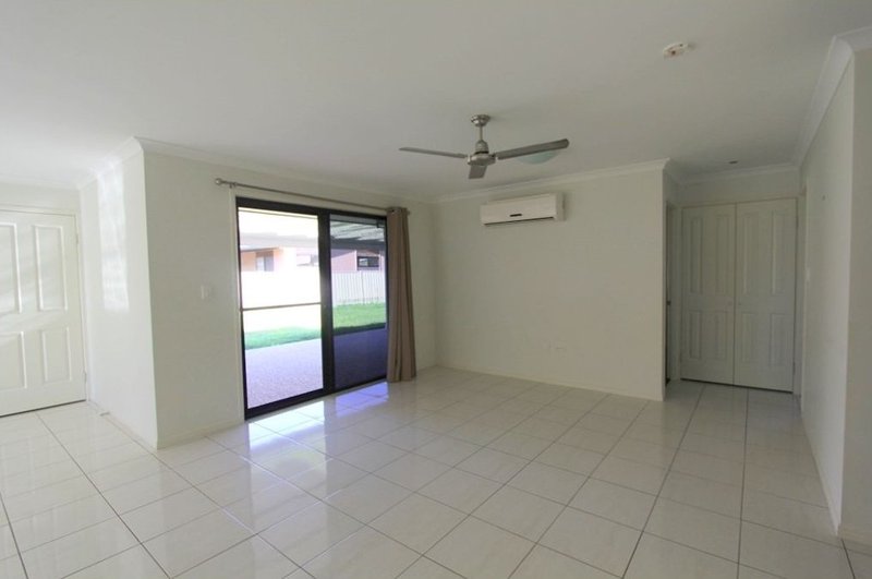 Photo - 210 Borilla Street, Emerald QLD 4720 - Image 4