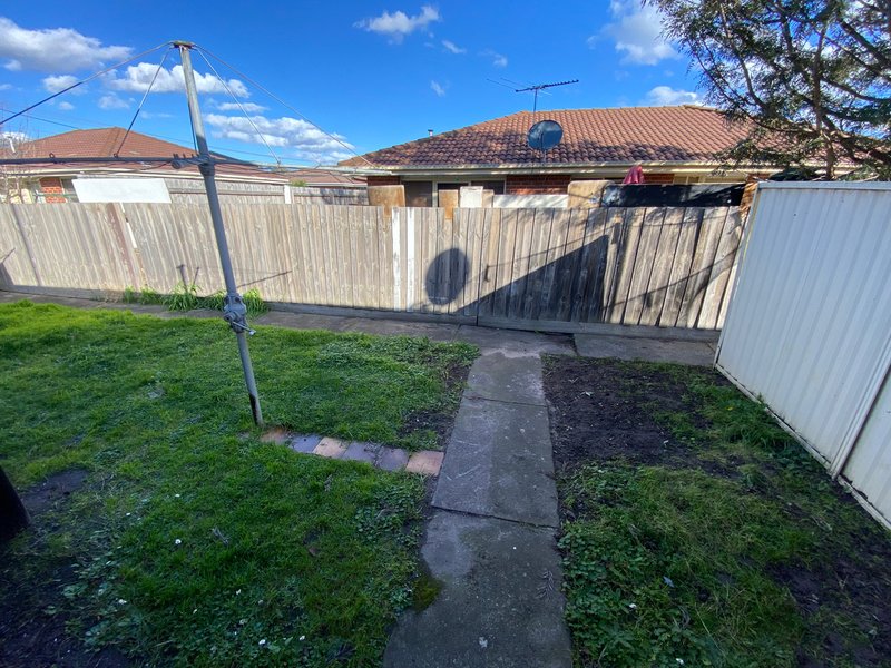 Photo - 2/10 Canberra Avenue, Dandenong VIC 3175 - Image 11