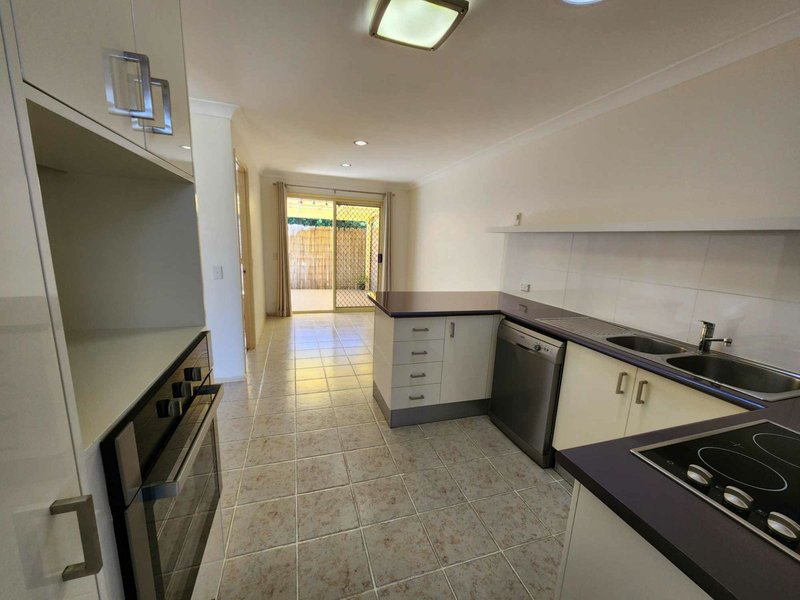 Photo - 2/10 Dauphin Crescent, Merrimac QLD 4226 - Image 9