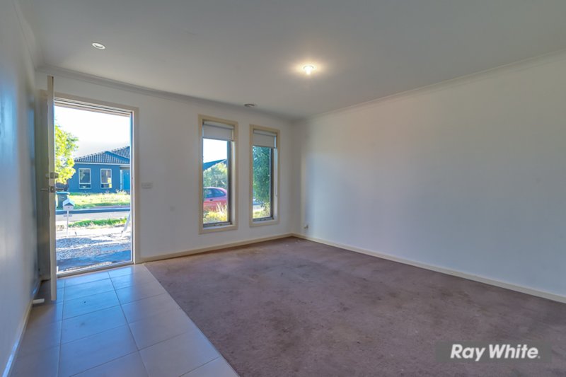 Photo - 2/10 Flower Gum Crescent, Tarneit VIC 3029 - Image 3