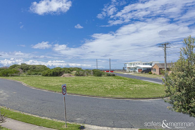 Photo - 2/10 Griffith Avenue, Stockton NSW 2295 - Image 3