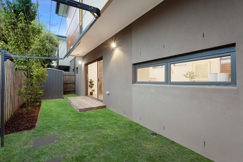 Photo - 2/10 Howe Street, Murrumbeena VIC 3163 - Image 4