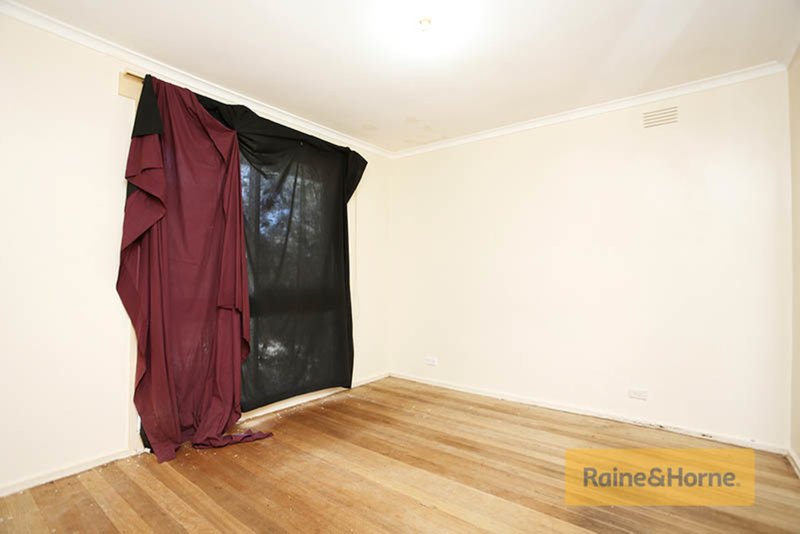 Photo - 2/10 Leicester Crescent, Melton VIC 3337 - Image 4