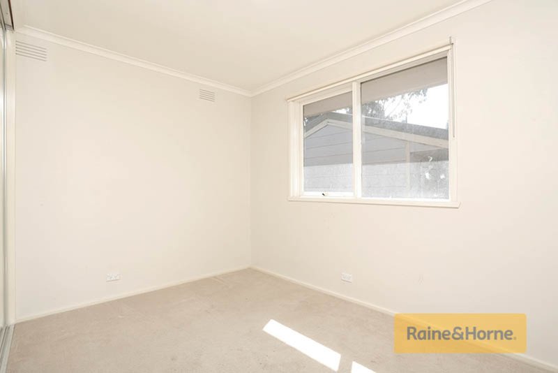 Photo - 2/10 Leicester Crescent, Melton VIC 3337 - Image 6