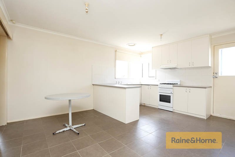 Photo - 2/10 Leicester Crescent, Melton VIC 3337 - Image 7