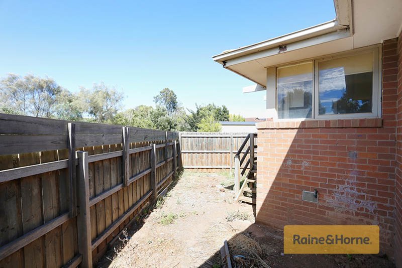 Photo - 2/10 Leicester Crescent, Melton VIC 3337 - Image 9