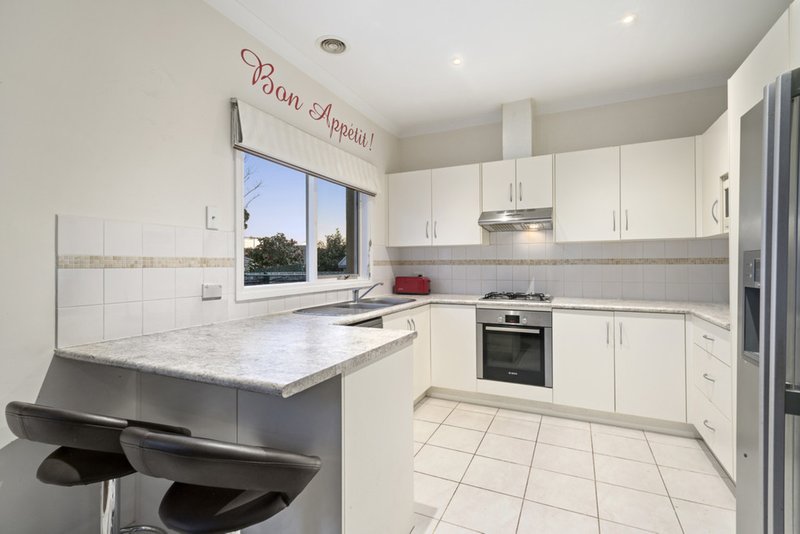 Photo - 2/10 Sagan Court, Glen Waverley VIC 3150 - Image 2