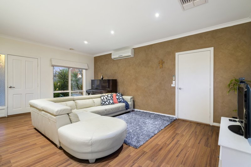 Photo - 2/10 Sagan Court, Glen Waverley VIC 3150 - Image 4