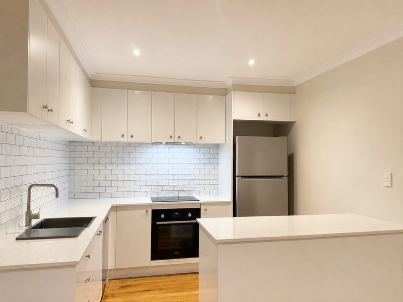 Photo - 2/100 Windsor Crescent, Surrey Hills VIC 3127 - Image 3