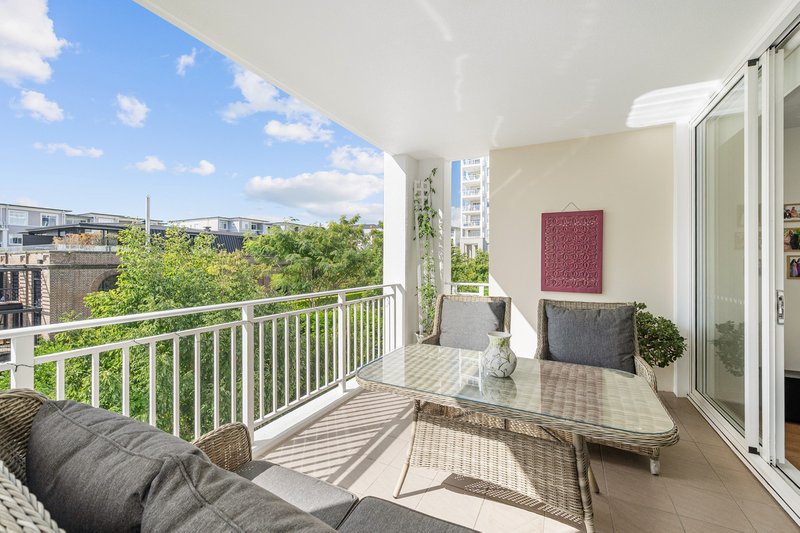 Photo - 210/17 Woodlands Avenue, Breakfast Point NSW 2137 - Image 9