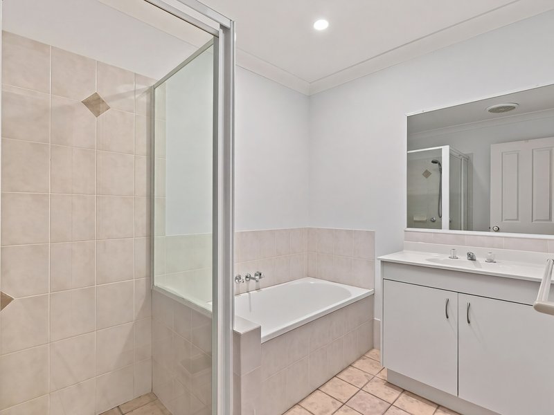 Photo - 2/102 Cootharaba Drive, Helensvale QLD 4212 - Image 17