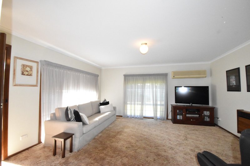 Photo - 2/102 Mckenzie Street, Deniliquin NSW 2710 - Image 3