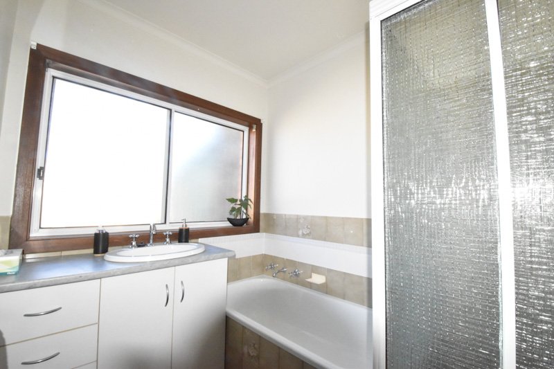 Photo - 2/102 Mckenzie Street, Deniliquin NSW 2710 - Image 6