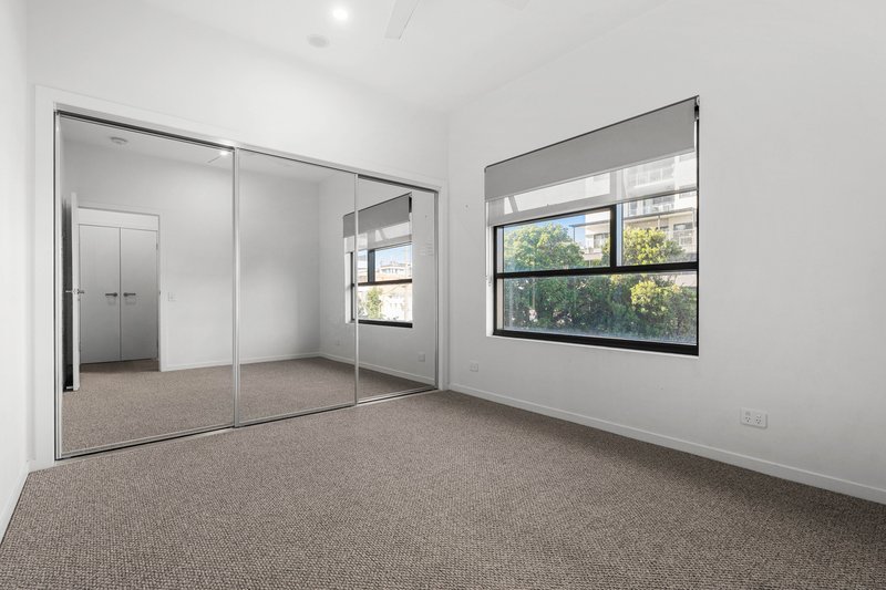 Photo - 2102/77 Bride Street, Wynnum QLD 4178 - Image 3