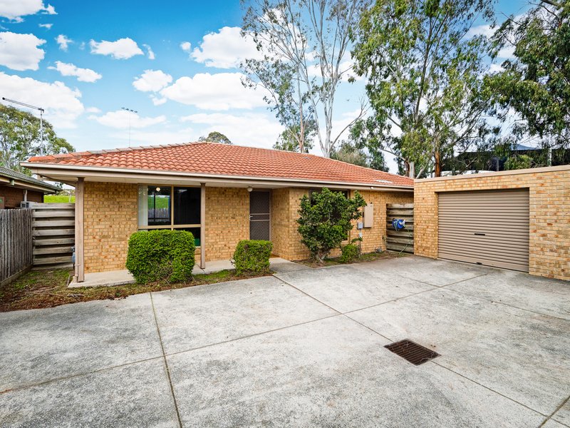 Photo - 2/104 Duff Street, Cranbourne VIC 3977 - Image 1