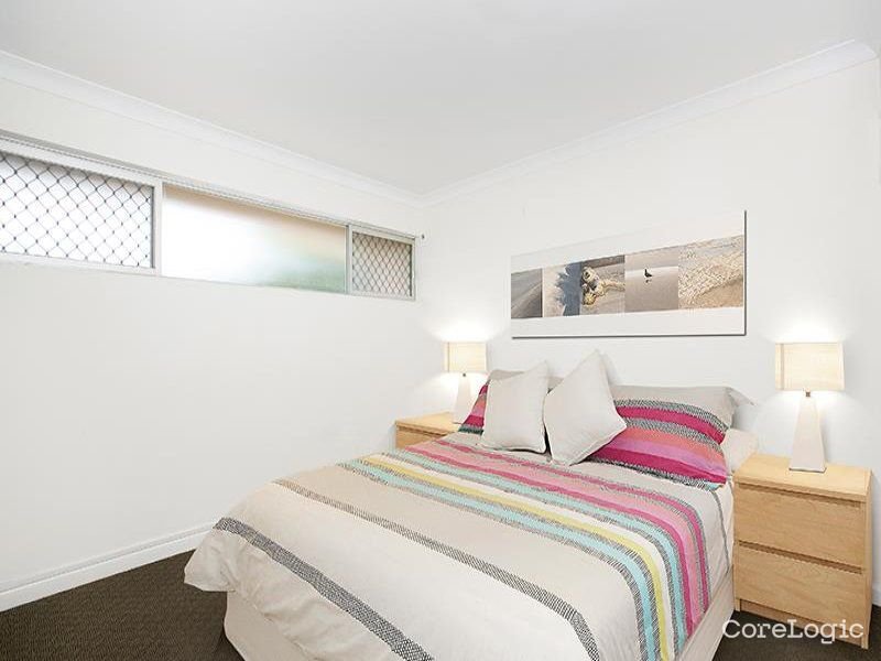 Photo - 2/104 Henderson Street, Bulimba QLD 4171 - Image 3