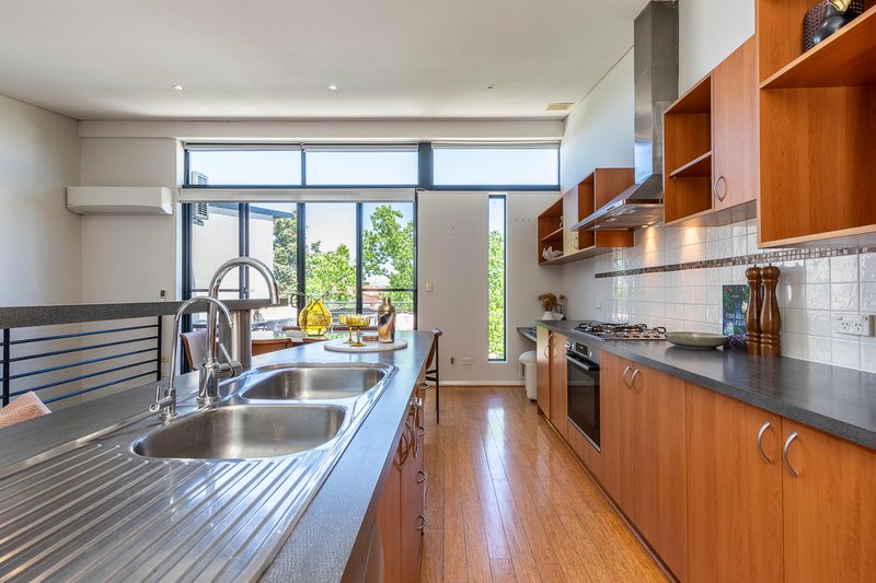Photo - 2/104 Scarborough Beach Road, Mount Hawthorn WA 6016 - Image 13
