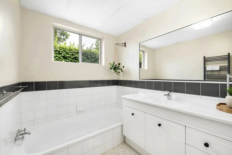 Photo - 2/104 Windermere Road, Hamilton QLD 4007 - Image 5