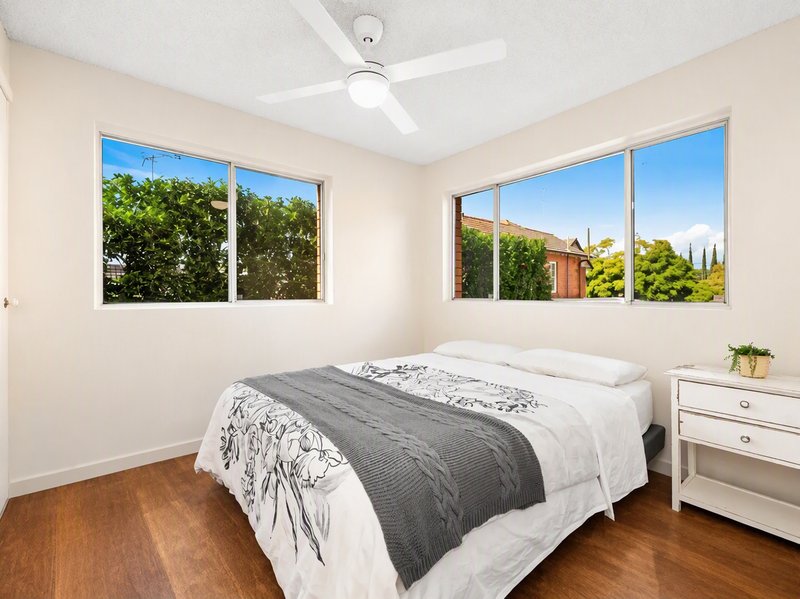 Photo - 2/104 Windermere Street, Hamilton QLD 4007 - Image 4