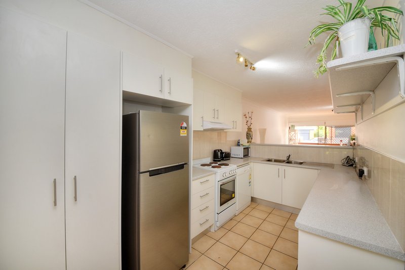 Photo - 2/105 Christine Avenue, Burleigh Waters QLD 4220 - Image 4